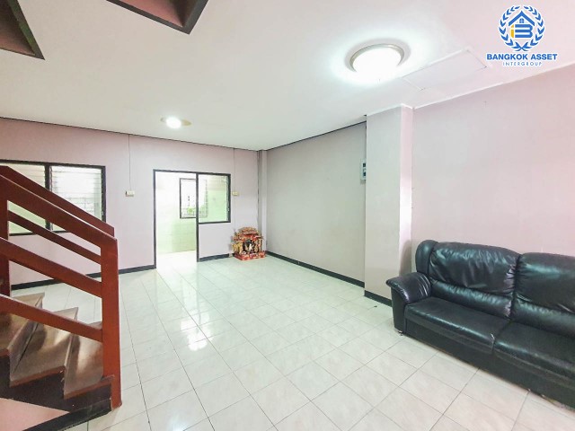 ทาวน์โฮม 3 ชั้นมือสอง เพชรเกษม ม.สุชา1 เพชรเกษม เนื้อที่กว้าง 17.60 ตร.ว. ฟังก์ชัน 4 ห้องนอน 3 ห้องน้ำ ที่จอดรถ 1 คัน ภายในสภาพดี มีพื้นที่ใช้สอยกว้างขวาง โครงการตั้งบนทำเลแห่งการเดินทาง ใกล้รถไฟฟ้าสายสีน้ำเงิน "สถานีหลักสอง" และจุดขึ้นทางด่วน "พระราม2"...